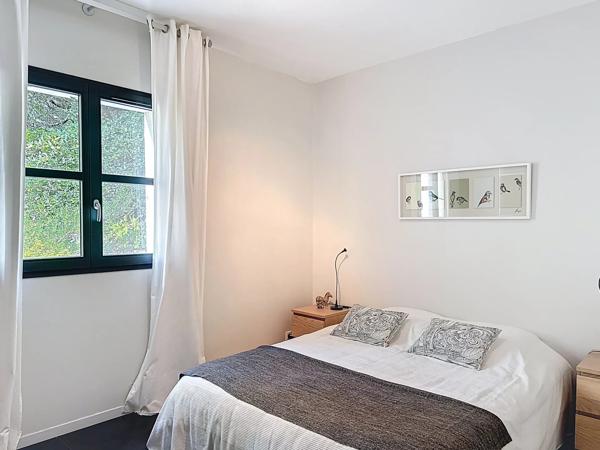 Villa moderne et élégante de plain-pied avec magnifique jardin, piscine et garage dans un quartier prisé de Lorgues