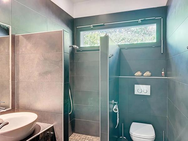 Villa moderne et élégante de plain-pied avec magnifique jardin, piscine et garage dans un quartier prisé de Lorgues
