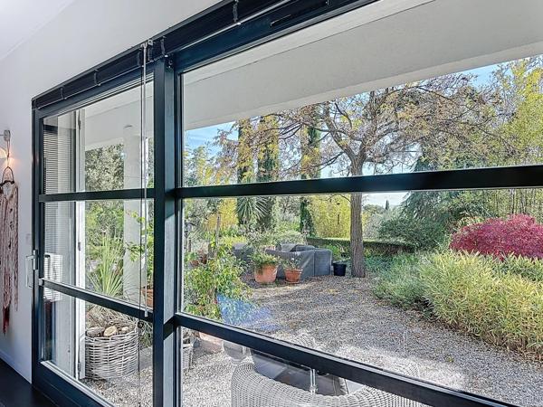 Villa moderne et élégante de plain-pied avec magnifique jardin, piscine et garage dans un quartier prisé de Lorgues