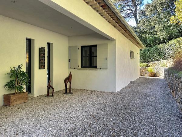Villa moderne et élégante de plain-pied avec magnifique jardin, piscine et garage dans un quartier prisé de Lorgues