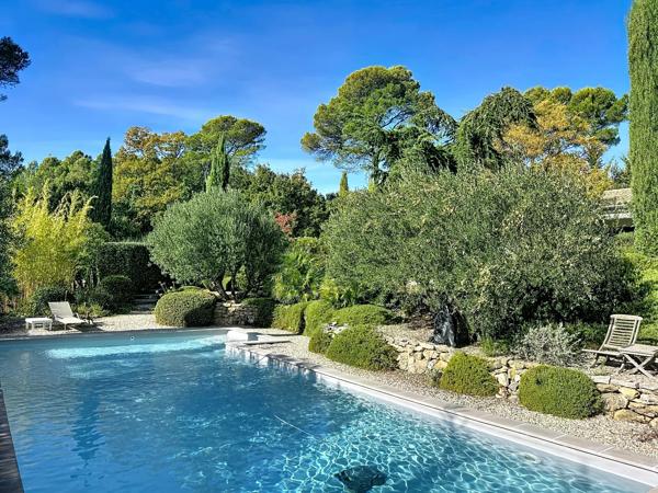 Villa moderne et élégante de plain-pied avec magnifique jardin, piscine et garage dans un quartier prisé de Lorgues