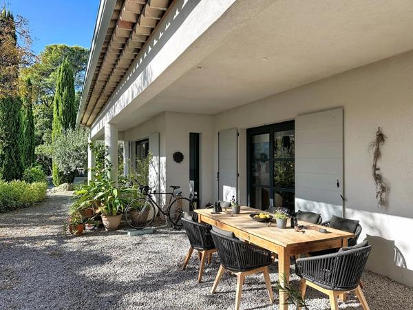 Villa moderne et élégante de plain-pied avec magnifique jardin, piscine et garage dans un quartier prisé de Lorgues