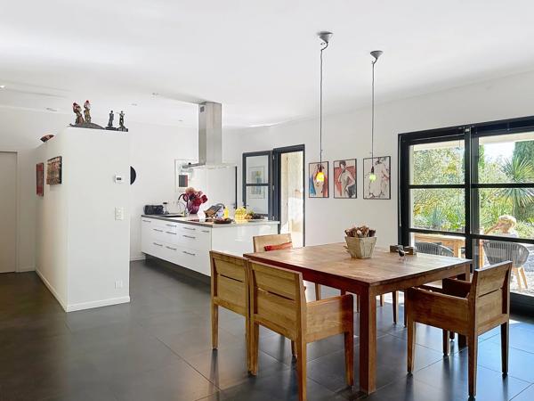 Villa moderne et élégante de plain-pied avec magnifique jardin, piscine et garage dans un quartier prisé de Lorgues