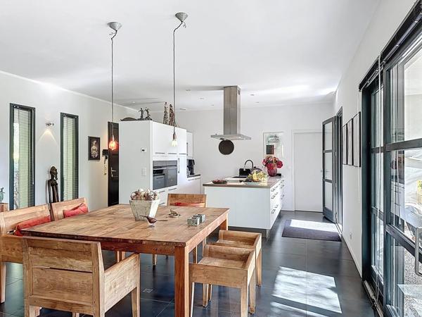 Villa moderne et élégante de plain-pied avec magnifique jardin, piscine et garage dans un quartier prisé de Lorgues