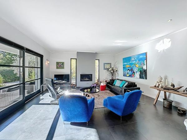 Villa moderne et élégante de plain-pied avec magnifique jardin, piscine et garage dans un quartier prisé de Lorgues