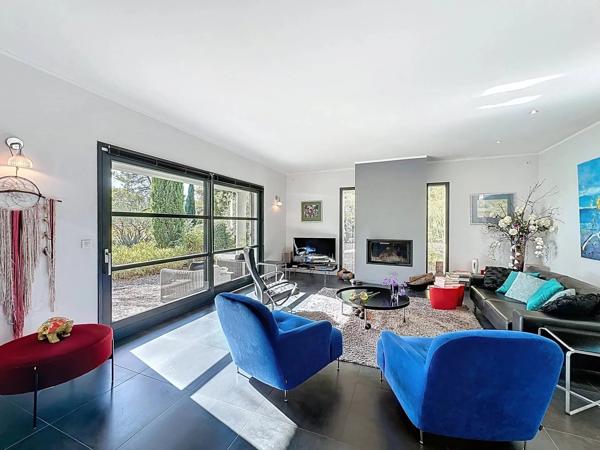 Villa moderne et élégante de plain-pied avec magnifique jardin, piscine et garage dans un quartier prisé de Lorgues