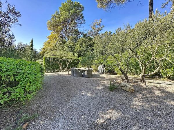 Villa moderne et élégante de plain-pied avec magnifique jardin, piscine et garage dans un quartier prisé de Lorgues