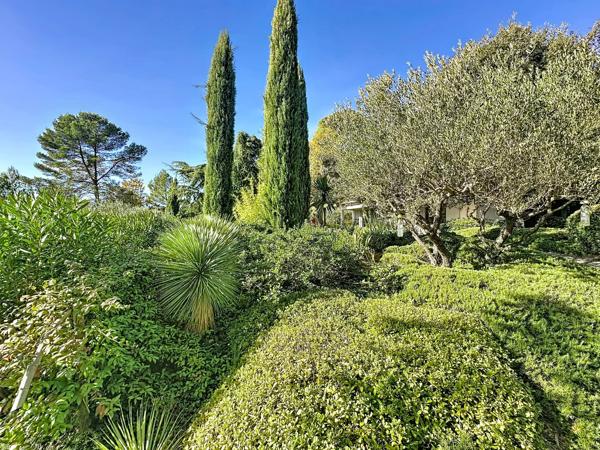 Villa moderne et élégante de plain-pied avec magnifique jardin, piscine et garage dans un quartier prisé de Lorgues