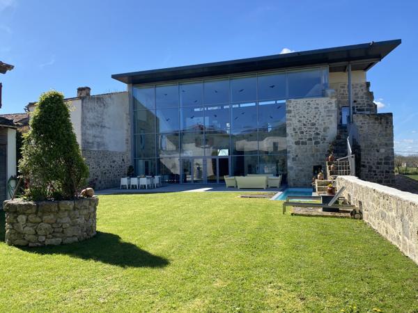Ruine de Château Médiéval Transformée en Loft Lumineux avec Maison d'Amis et Piscine