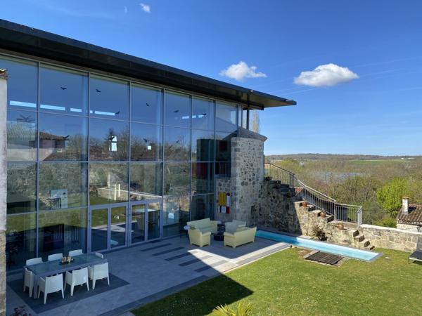 Ruine de Château Médiéval Transformée en Loft Lumineux avec Maison d'Amis et Piscine