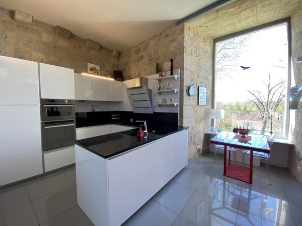 Ruine de Château Médiéval Transformée en Loft Lumineux avec Maison d'Amis et Piscine