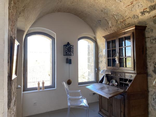 Ruine de Château Médiéval Transformée en Loft Lumineux avec Maison d'Amis et Piscine