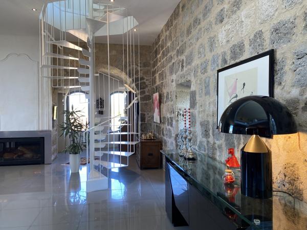 Ruine de Château Médiéval Transformée en Loft Lumineux avec Maison d'Amis et Piscine