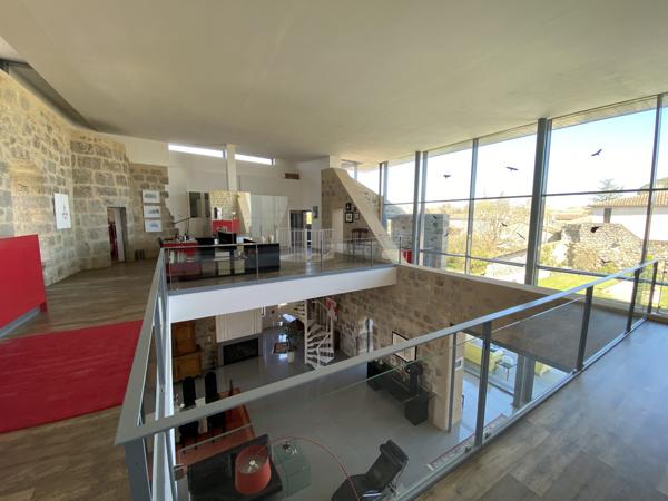 Ruine de Château Médiéval Transformée en Loft Lumineux avec Maison d'Amis et Piscine