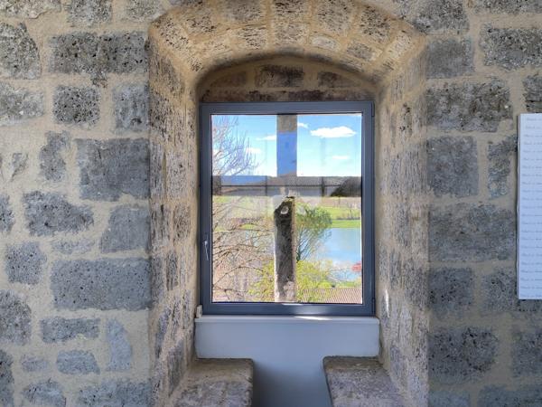 Ruine de Château Médiéval Transformée en Loft Lumineux avec Maison d'Amis et Piscine