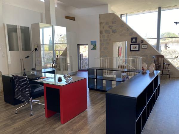 Ruine de Château Médiéval Transformée en Loft Lumineux avec Maison d'Amis et Piscine