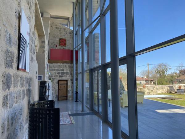 Ruine de Château Médiéval Transformée en Loft Lumineux avec Maison d'Amis et Piscine