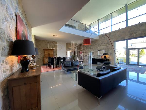 Ruine de Château Médiéval Transformée en Loft Lumineux avec Maison d'Amis et Piscine