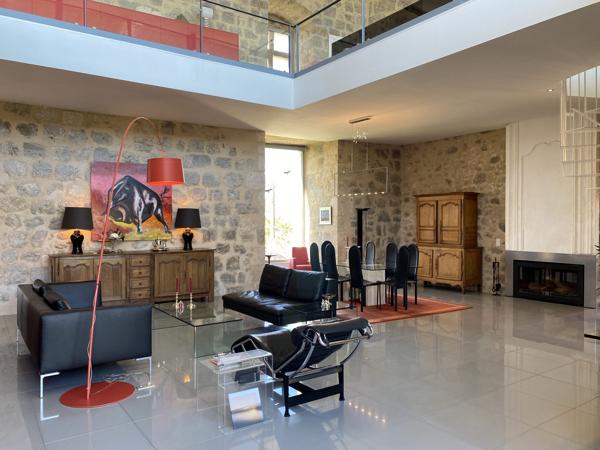 Ruine de Château Médiéval Transformée en Loft Lumineux avec Maison d'Amis et Piscine