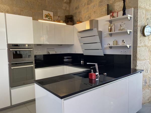 Ruine de Château Médiéval Transformée en Loft Lumineux avec Maison d'Amis et Piscine