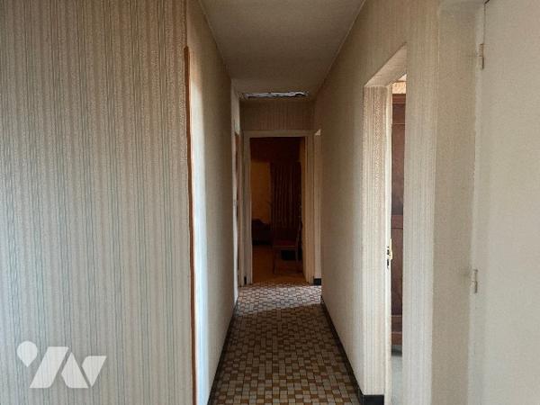 BUZET SUR BAISE ! Grande Maison sur 2 niveaux avec un grand bâtiment et grand terrain.