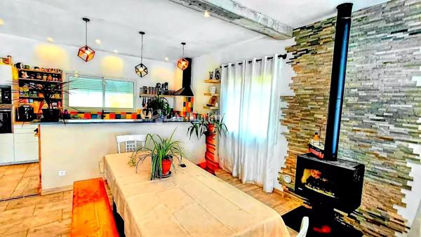 Vente                                                      Maison de village
                        
                     5 pièces                      121 m2                     à Castres