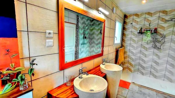 Vente                                                      Maison de village
                        
                     5 pièces                      121 m2                     à Castres