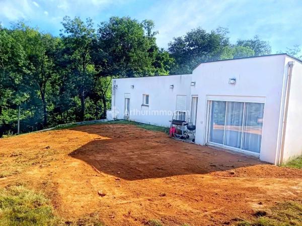 Vente                                                      Maison de village
                        
                     5 pièces                      121 m2                     à Castres