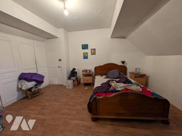 Immeuble à usage commercial ( avec exploitant ) et d'habitation en plein centre bourg du Lude
...