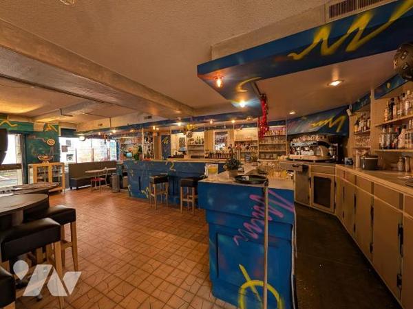 Immeuble à usage commercial ( avec exploitant ) et d'habitation en plein centre bourg du Lude
...