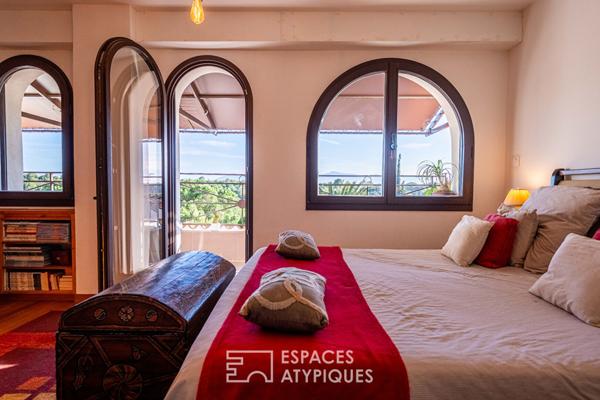 Belle villa à l’esprit hacienda méditerranéen, nichée dans son écrin de verdure à deux pas de la mer