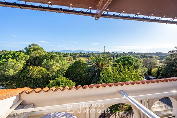 Belle villa à l’esprit hacienda méditerranéen, nichée dans son écrin de verdure à deux pas de la mer