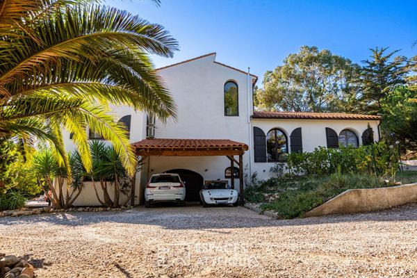 Belle villa à l’esprit hacienda méditerranéen, nichée dans son écrin de verdure à deux pas de la mer