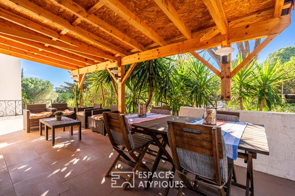 Belle villa à l’esprit hacienda méditerranéen, nichée dans son écrin de verdure à deux pas de la mer