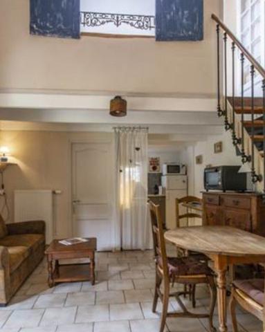 ISLE SUR LA SORGUE - ENSEMBLE IMMOBILIER - 372 M2 - PARC - - -6600M2 - PISCINE - 1 460 000