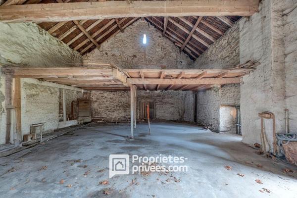 Maison bourgeoise à réhabiliter et sa grange en pierres