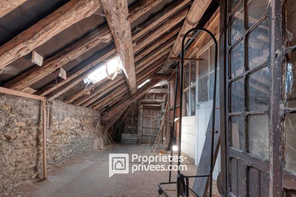 Maison bourgeoise à réhabiliter et sa grange en pierres