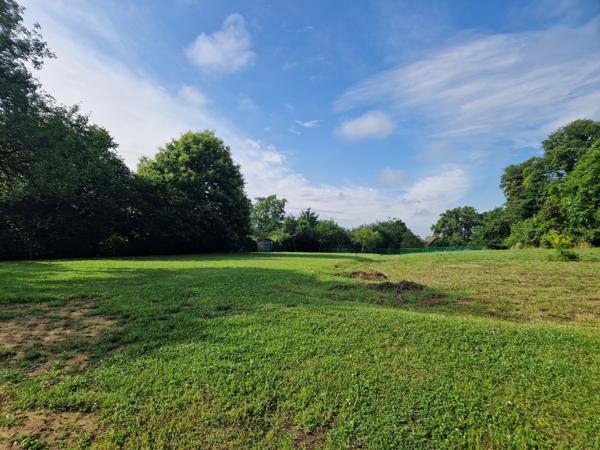 fermette avec travaux au calme, dependance et grand terrain