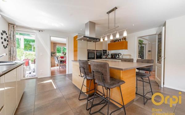 Maison à vendre    7 pièces • 250 m2 Neydens