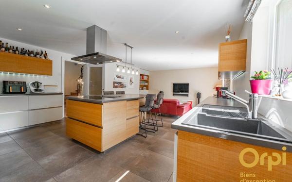 Maison à vendre    7 pièces • 250 m2 Neydens