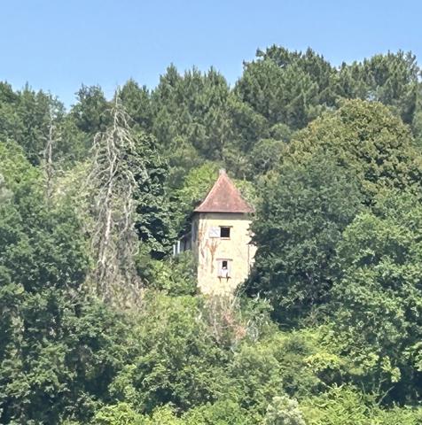 A VOIR. Belle maison en pierre de 4 chambres avec dépendances et vues sur terrain d'environ 2811m2