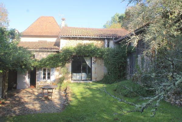 A VOIR. Belle maison en pierre de 4 chambres avec dépendances et vues sur terrain d'environ 2811m2