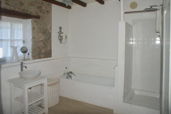 A VOIR. Belle maison en pierre de 4 chambres avec dépendances et vues sur terrain d'environ 2811m2