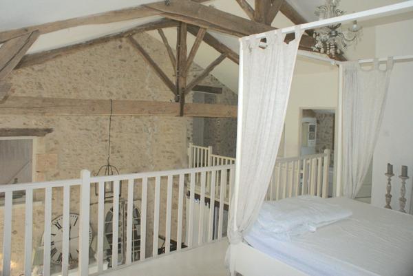 A VOIR. Belle maison en pierre de 4 chambres avec dépendances et vues sur terrain d'environ 2811m2