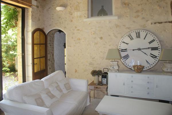 A VOIR. Belle maison en pierre de 4 chambres avec dépendances et vues sur terrain d'environ 2811m2