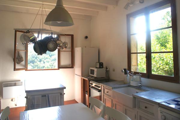 A VOIR. Belle maison en pierre de 4 chambres avec dépendances et vues sur terrain d'environ 2811m2