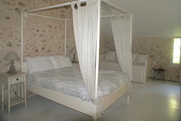 A VOIR. Belle maison en pierre de 4 chambres avec dépendances et vues sur terrain d'environ 2811m2