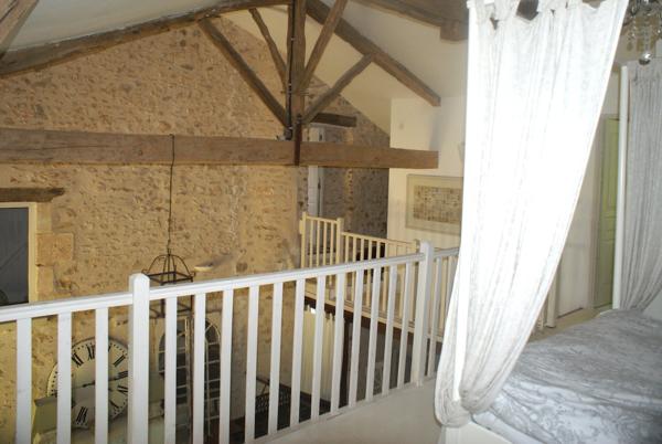 A VOIR. Belle maison en pierre de 4 chambres avec dépendances et vues sur terrain d'environ 2811m2
