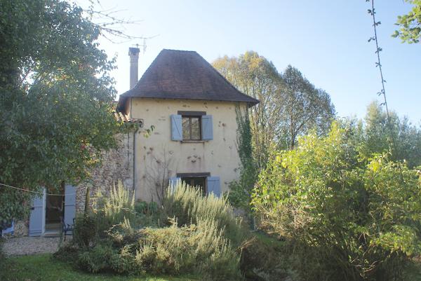 A VOIR. Belle maison en pierre de 4 chambres avec dépendances et vues sur terrain d'environ 2811m2