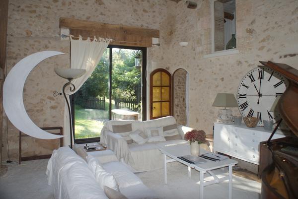A VOIR. Belle maison en pierre de 4 chambres avec dépendances et vues sur terrain d'environ 2811m2